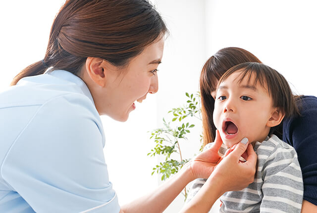 子どもの歯のチェックをしている様子